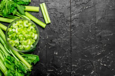 Kereviz bir kase dilimlenmiş. Rustik arka plan üzerinde