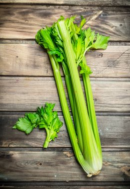 Taze sulu kereviz. Ahşap arka plan üzerinde