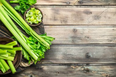 Bir tepsi üzerinde taze kereviz. Ahşap arka plan üzerinde