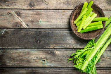 Kereviz bir kase parçaları. Ahşap arka plan üzerinde