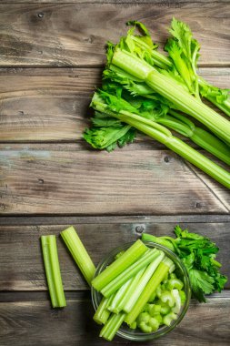 Taze doğranmış bir kase dilimlenmiş. Ahşap arka plan üzerinde