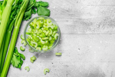 Adet kereviz bir cam kabın içinde. Rustik arka plan üzerinde