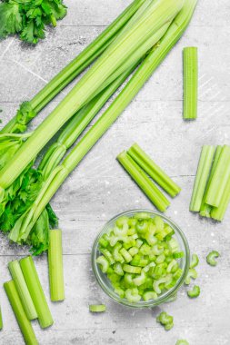 Adet kereviz bir cam kabın içinde. Rustik arka plan üzerinde