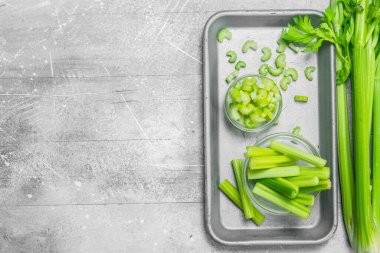 Adet kereviz bir kase bir tepsi. Beyaz rustik arka plan üzerinde