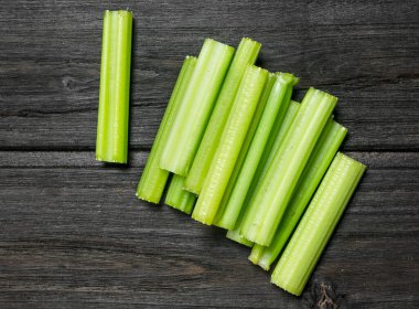 Taze kereviz parçaları. Ahşap arka plan üzerinde