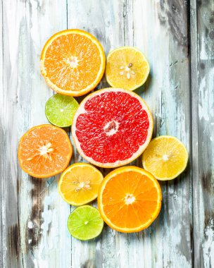 Taze parlak narenciye. Beyaz ahşap arka plan üzerinde