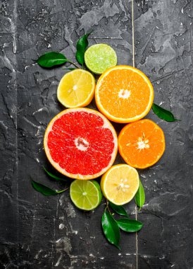 Yaprakları ile narenciye. Rustik arka plan üzerinde