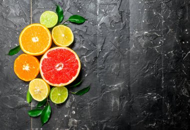 Yaprakları ile narenciye. Rustik arka plan üzerinde