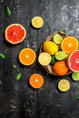 Olgun narenciye sepet. Rustik arka plan üzerinde