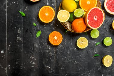 Olgun narenciye sepet. Rustik arka plan üzerinde