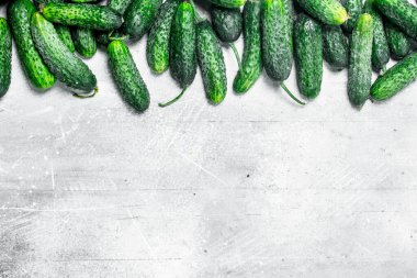 Olgun taze salatalık. Beyaz rustik arka plan üzerinde