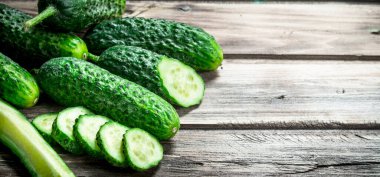 Taze salatalık dilimlenmiş. Ahşap arka plan üzerinde