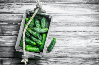 Bütün Konfit salatalık kutusunda. Ahşap arka plan üzerinde