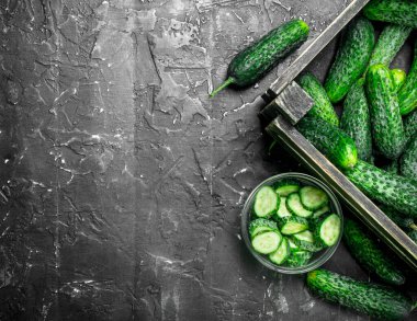 Kabın içinde kutu ve salatalık dilimleri salatalık. Rustik arka plan üzerinde