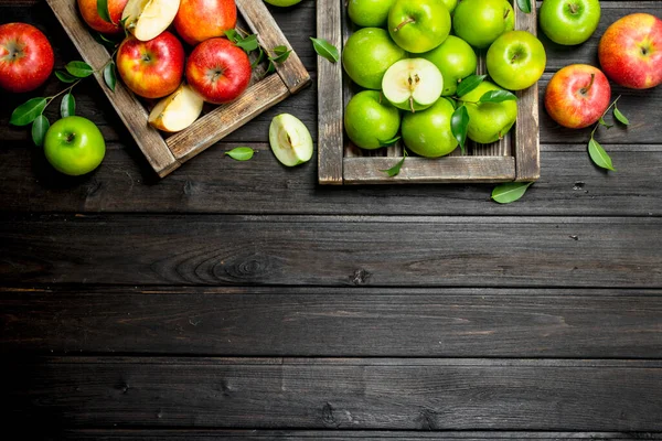 Red Green Juicy Apples Wooden Boxes Wooden Background — Stock Photo, Image