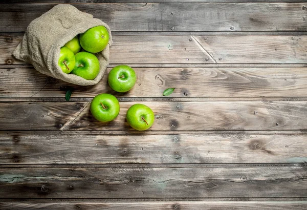Saftige Grüne Äpfel Einem Alten Sack Auf Grauem Holzgrund — Stockfoto