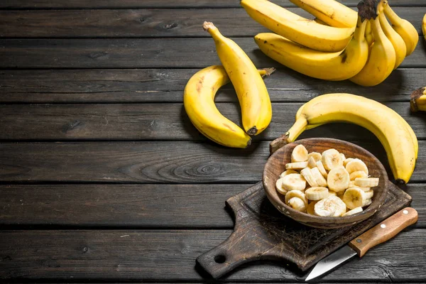 Bananen Bananen Stukken Een Houten Plaat Een Cutting Board Met — Stockfoto