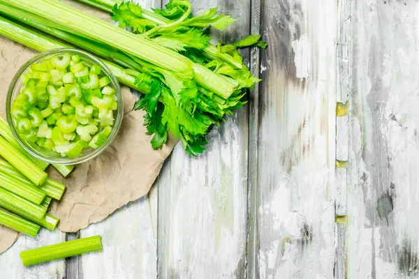 Kereviz bir kase parçaları. Ahşap arka plan üzerinde