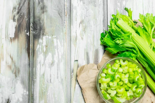 Kereviz bir kase parçaları. Ahşap arka plan üzerinde