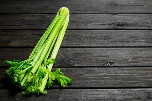 Čerstvý Zelený Celer Černém Pozadí Dřevěná — Stock fotografie