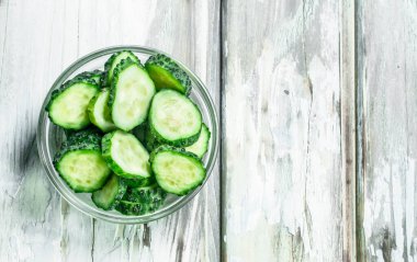 Kase taze salatalık parçaları. Beyaz ahşap arka plan üzerinde