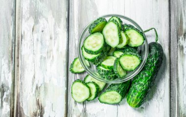 Kase taze salatalık parçaları. Beyaz ahşap arka plan üzerinde