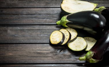 Taze patlıcan parçaları. Ahşap arka plan üzerinde