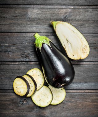 Taze patlıcan parçaları. Ahşap arka plan üzerinde