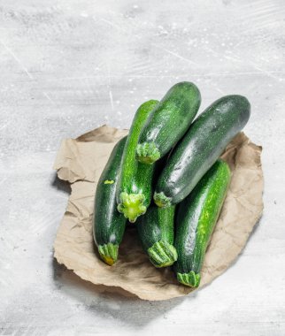 Taze kabak kağıt üzerinde. Beyaz rustik arka plan üzerinde