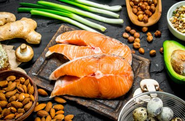 Sağlıklı gıda. Organik gıda ile Çiğ somon balık. Rustik siyah arka plan üzerine.