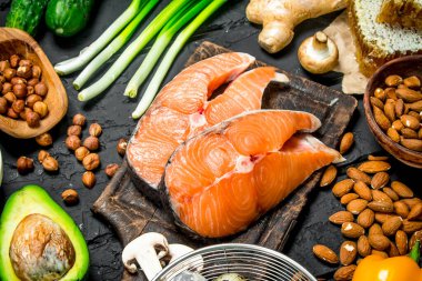 Sağlıklı gıda. Organik gıda ile Çiğ somon balık. Rustik siyah arka plan üzerine.