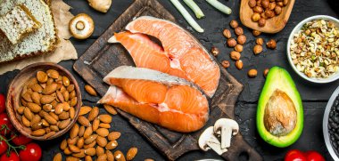 Sağlıklı gıda. Organik gıda ile Çiğ somon balık. Rustik siyah arka plan üzerine.