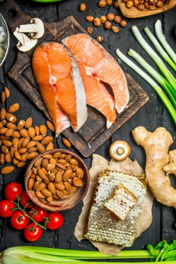 Sağlıklı gıda. Organik gıda ile Çiğ somon balık. Rustik siyah arka plan üzerine.