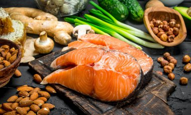 Sağlıklı gıda. Organik gıda ile Çiğ somon balık. Rustik siyah arka plan üzerine.