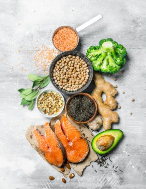 Organik gıda. Sağlıklı gıda ile ham alabalık biftek. Rustik bir arka plan üzerinde.