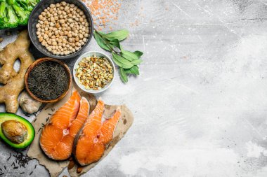 Organik gıda. Sağlıklı gıda ile ham alabalık biftek. Rustik bir arka plan üzerinde.