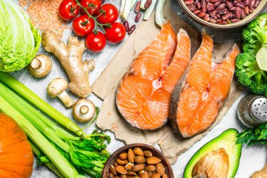 Organik gıda. Sağlıklı gıda ile Çiğ somon balık. Rustik bir arka plan üzerinde.