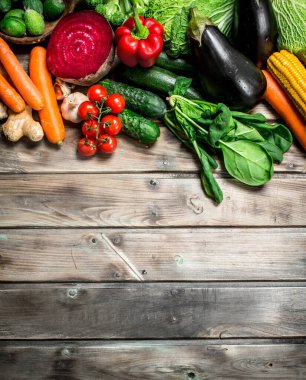 Sağlıklı gıda. Organik meyve ve sebze. Ahşap bir arka plan üzerinde.