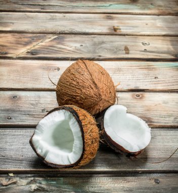 Taze tropikal Hindistan cevizi. Ahşap bir arka plan üzerinde.