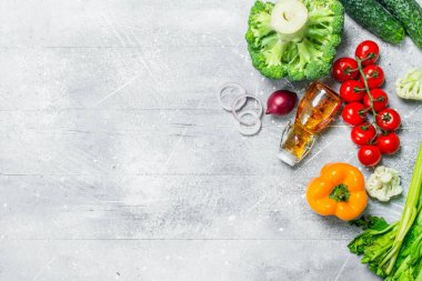 Organik gıda. Olgun sebze zeytin yağı ile. Rustik bir arka plan üzerinde.