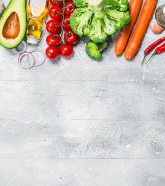 Organik gıda. Sağlıklı sebze ürün yelpazesine. Rustik bir arka plan üzerinde.