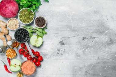 Organik gıda. Olgun sebze baklagiller ile. Rustik bir arka plan üzerinde.