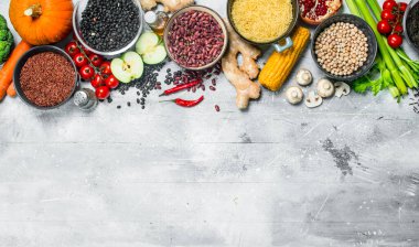 Organik gıda. Sebze ve meyve baklagiller ile sağlıklı ürün yelpazesine. Rustik bir arka plan üzerinde.