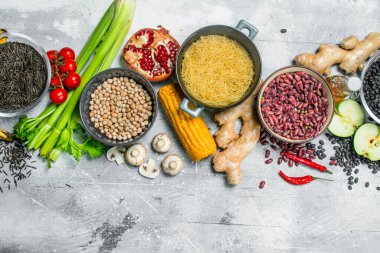 Organik gıda. Sebze ve meyve baklagiller ile sağlıklı ürün yelpazesine. Rustik bir arka plan üzerinde.