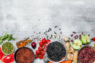 Organik gıda. Sebze ve meyve baklagiller ile sağlıklı ürün yelpazesine. Rustik bir arka plan üzerinde.