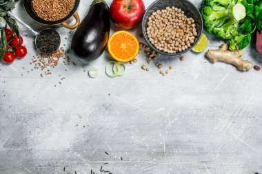 Organik gıda. Sebze ve meyve baklagiller ile sağlıklı ürün yelpazesine. Rustik bir arka plan üzerinde.