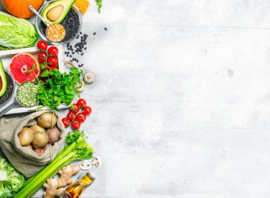 Sağlıklı gıda. Organik sebze ve meyve baklagiller ile ürün yelpazesine. Rustik bir arka plan üzerinde.