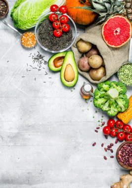 Sağlıklı gıda. Organik sebze ve meyve baklagiller ile ürün yelpazesine. Rustik bir arka plan üzerinde.