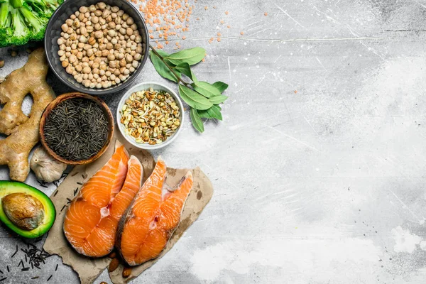 Organik gıda. Sağlıklı gıda ile ham alabalık biftek. Rustik bir arka plan üzerinde.