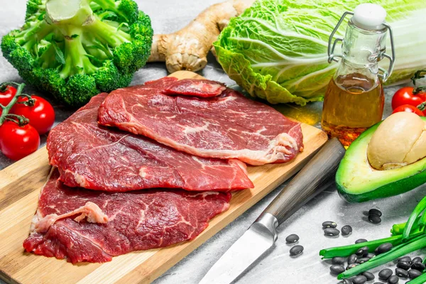 Bio Lebensmittel Rohes Rindfleisch Mit Gesunden Grünen Lebensmitteln Auf Rustikalem — Stockfoto
